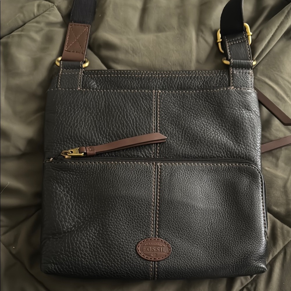Fossil Dark Charcoal Messenger Bag with Textured Leather and Adjustable Strap